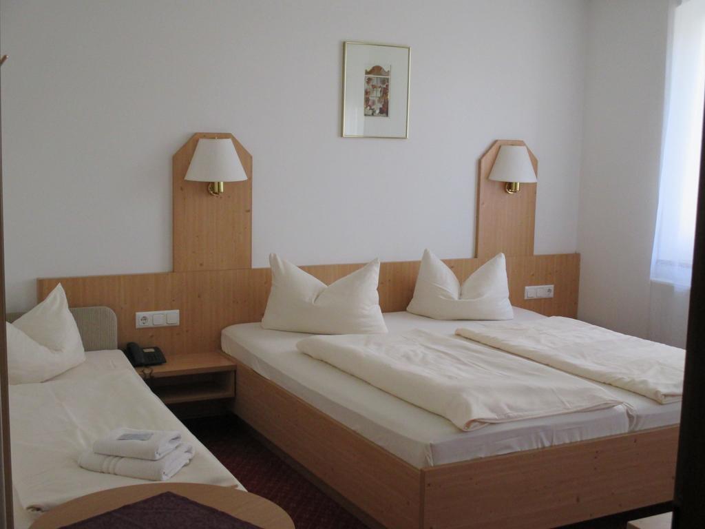 Hotel & Gaestehaus Krone Geiselwind Quarto foto